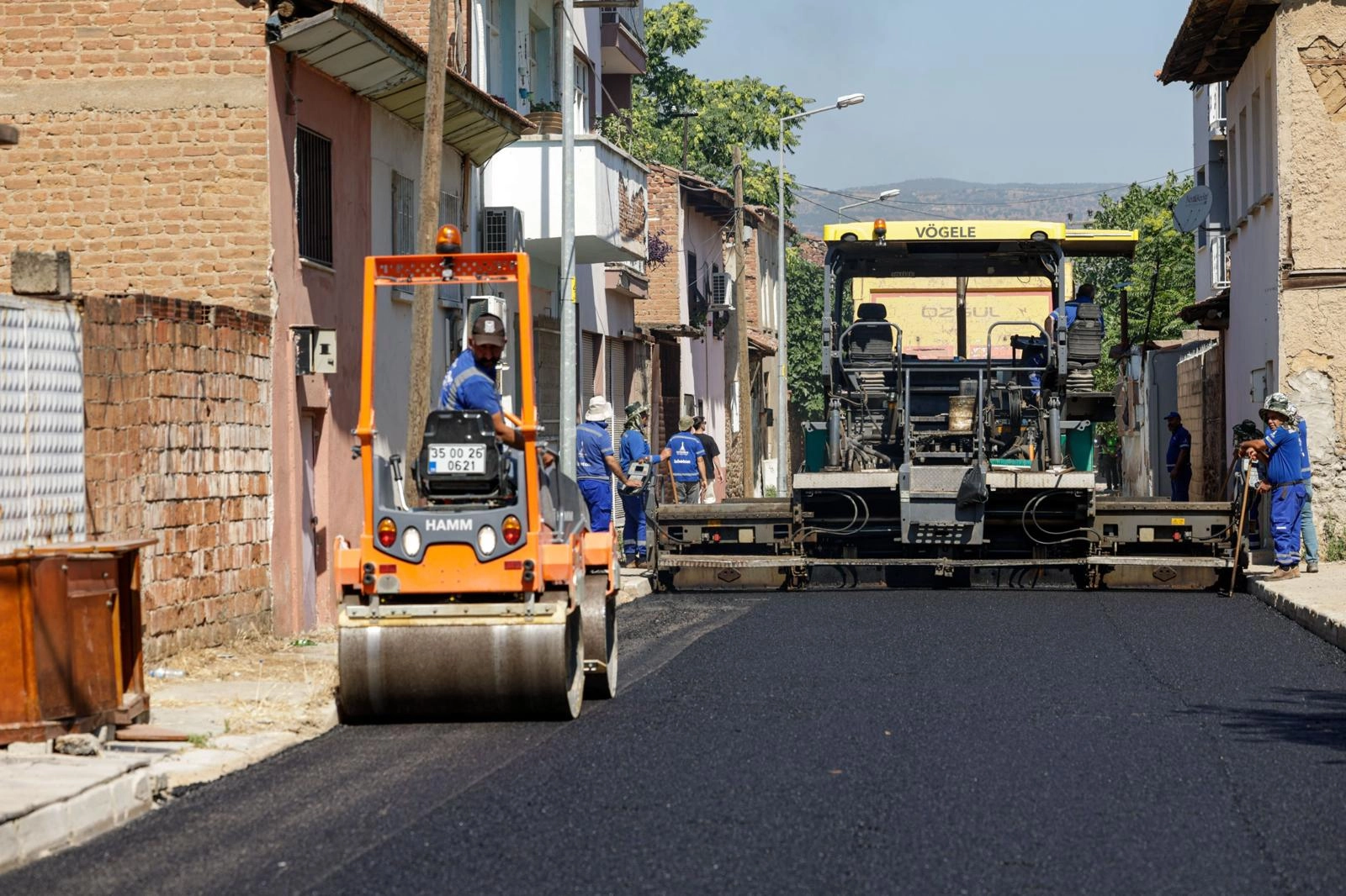 İzmir B&uuml;y&uuml;kşehir&rsquo;den K&uuml;&ccedil;&uuml;k Menderes&rsquo;te yol yenileme hamlesi