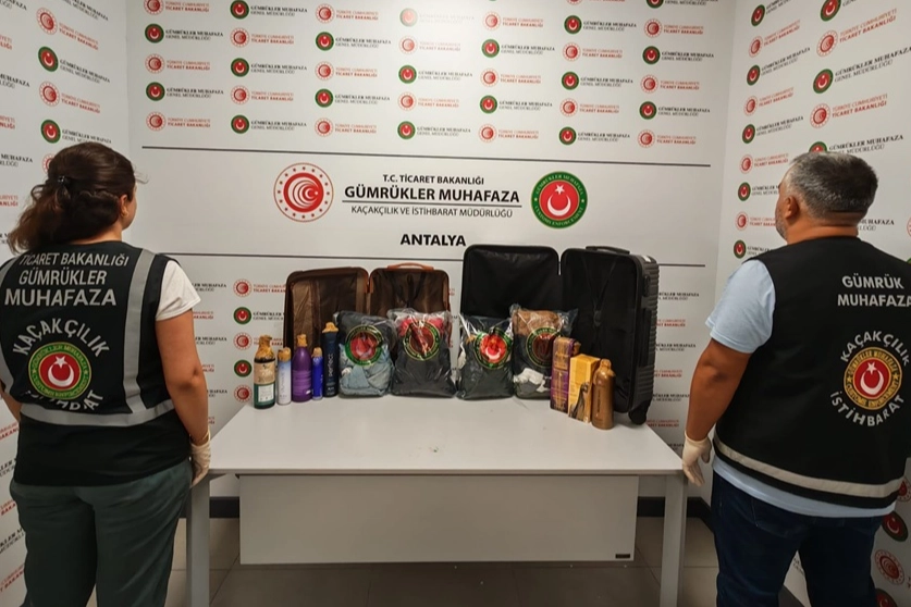 Antalya Havalimanı&rsquo;nda 18,9 kilo likit metamfetamin ele ge&ccedil;irildi