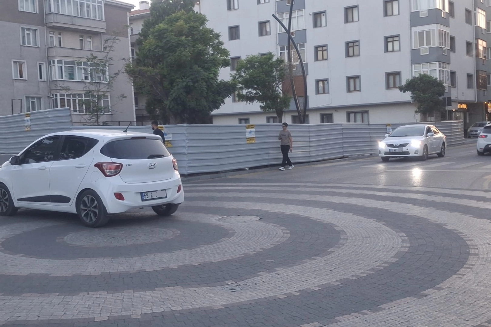 Keşan&rsquo;da Hastane Caddesi&rsquo;ndeki inşaat yaya g&uuml;venliğini tehdit ediyor