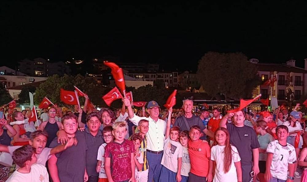 Y&uuml;zlerce Dat&ccedil;alı şampiyonluğu beraber izledi