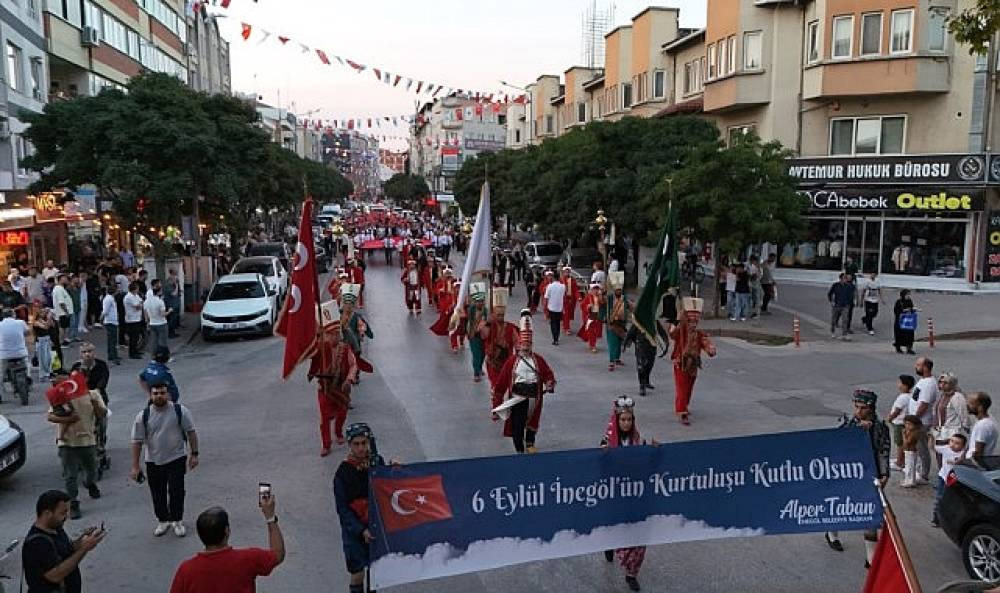 İneg&ouml;l'de 6 Eyl&uuml;l Coşkusu Caddelere Taştı