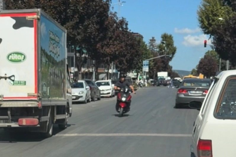 D&uuml;zce'de Kuyumcuzade Bulvarı&rsquo;nda tehlikeli yolculuk kamerada