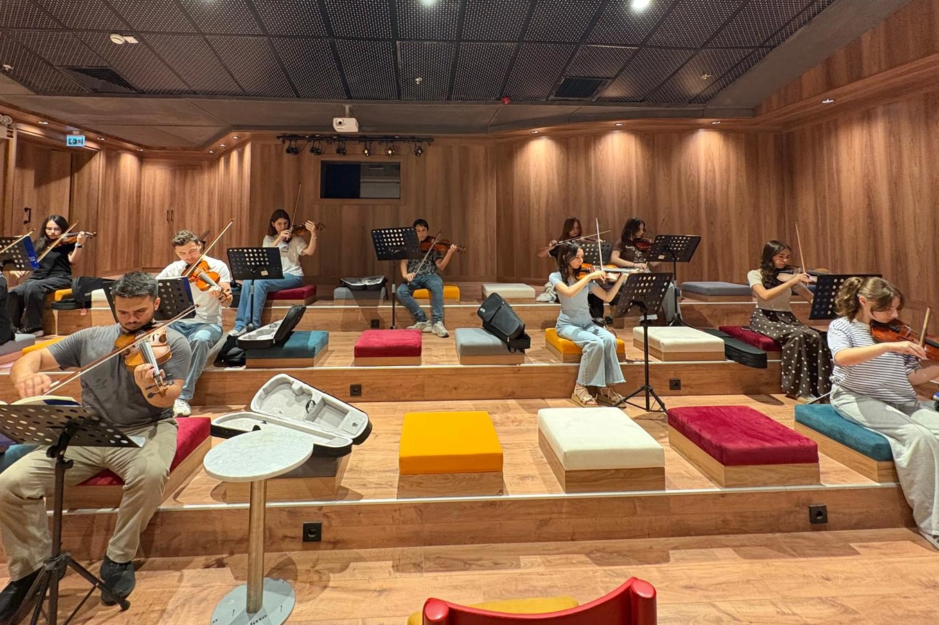 Sakarya'da Yaz M&uuml;zik Okulu&rsquo;nda gen&ccedil;lerin yazı notalarla canlandı