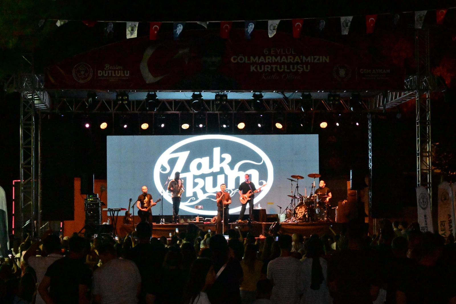 Manisa&rsquo;da G&ouml;lmarmara kurtuluşunu Zakkum&rsquo;la kutladı