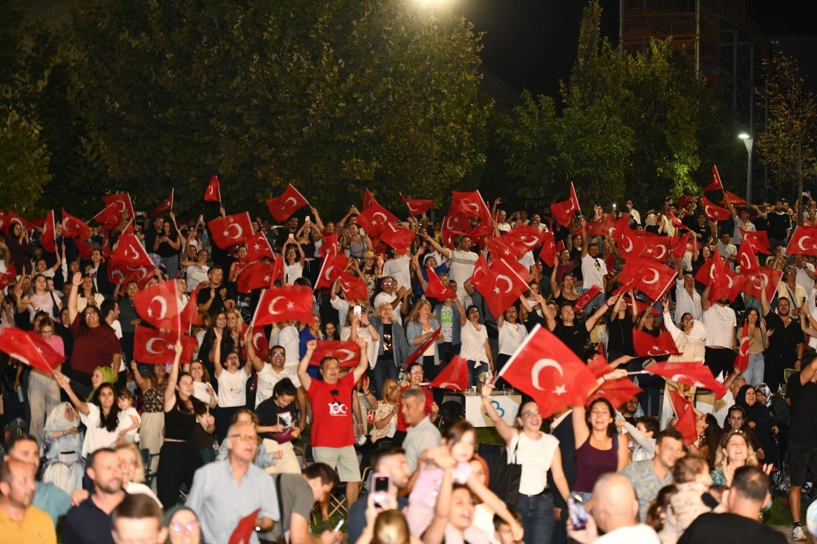Balıkesir&rsquo;de kurtuluş coşkusu şampiyonluk sevinciyle ta&ccedil;landı