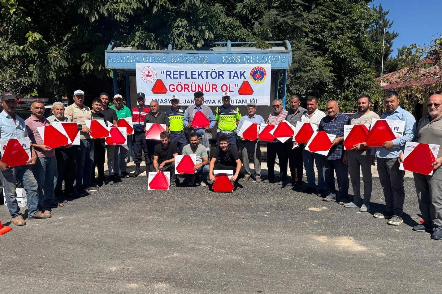 Amasya&rsquo;da trakt&ouml;r s&uuml;r&uuml;c&uuml;lerine reflekt&ouml;r uyarısı