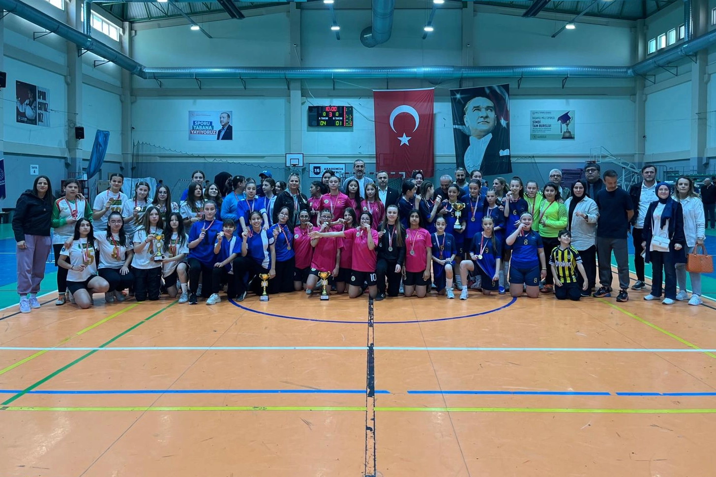 Futsal'da şampiyon Elmasbah&ccedil;eler Salih Şeremet Ortaokulu