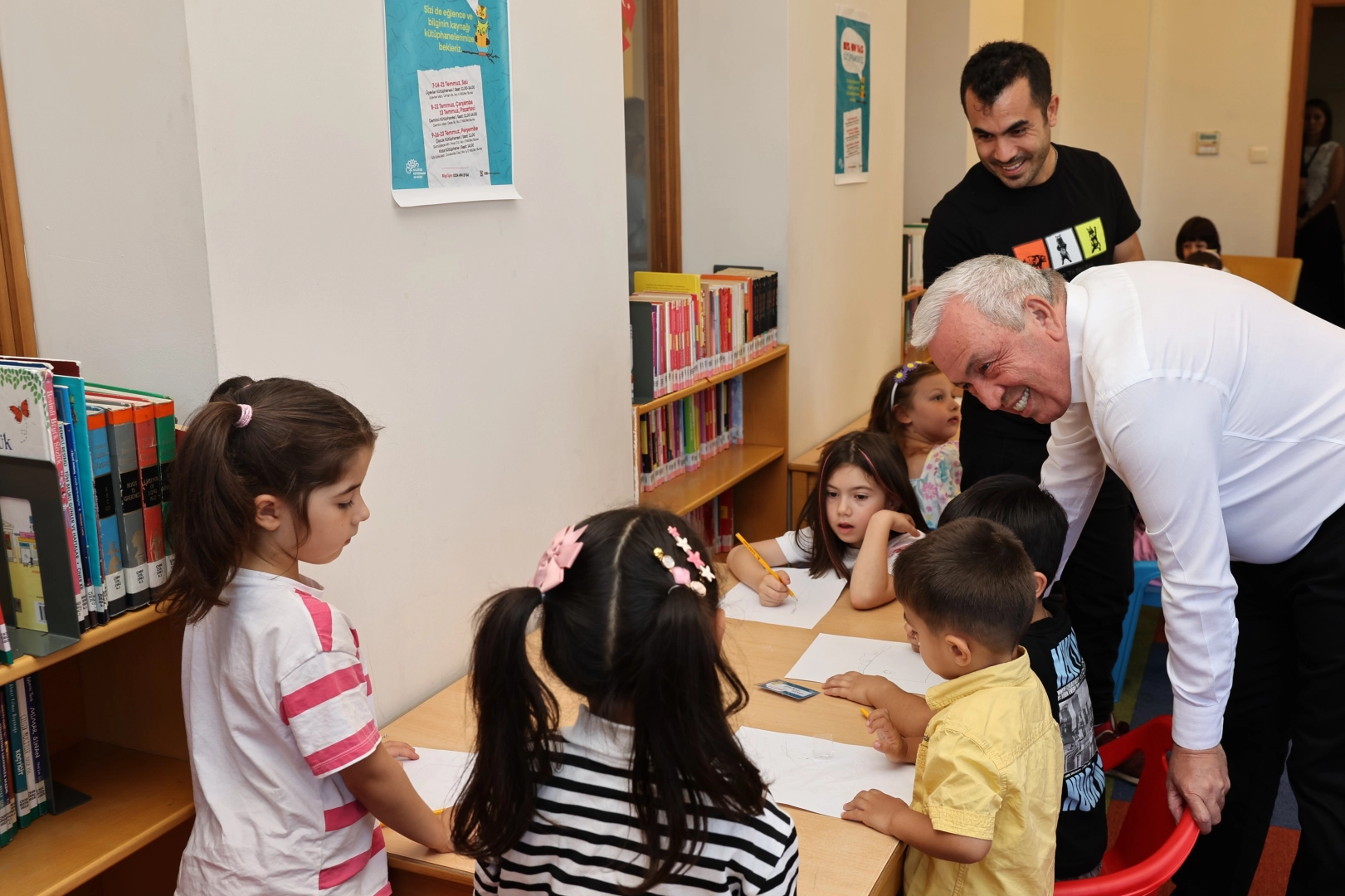 Başkan &Ouml;zdemir, &ccedil;ocuklar ve ebeveynleri ile k&uuml;t&uuml;phanede buluştu