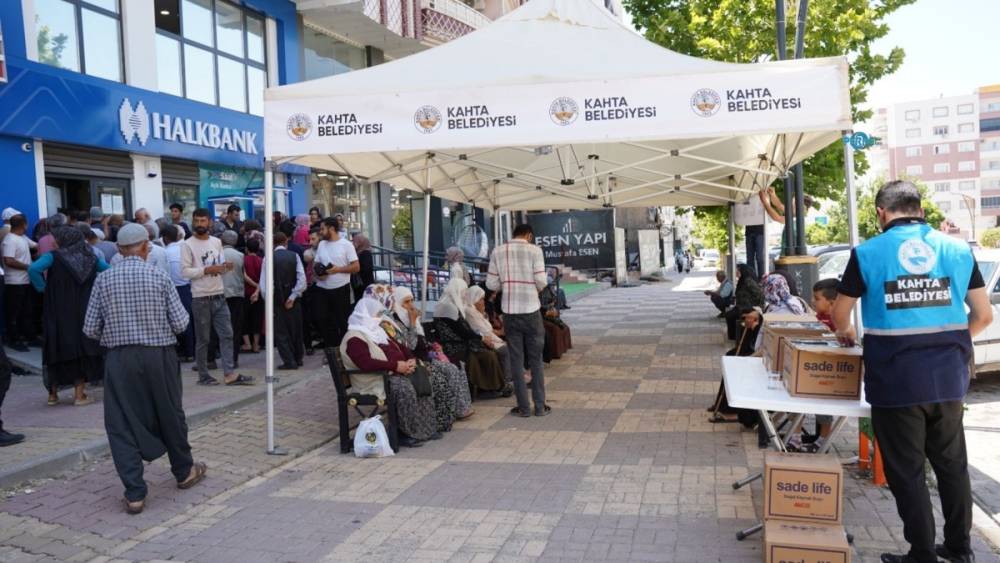 Kahta Belediyesi, sıcak havada bekleyen vatandaşlar i&ccedil;in &ouml;nlem aldı  - Videolu Haber