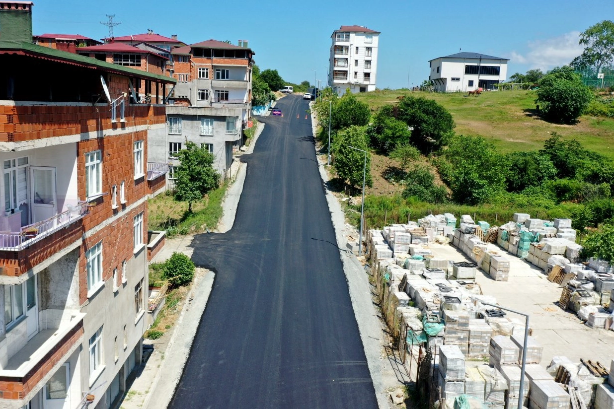 &Uuml;nye G&uuml;rec&uuml;l&uuml; Mahallesi sıcak asfalta kavuştu