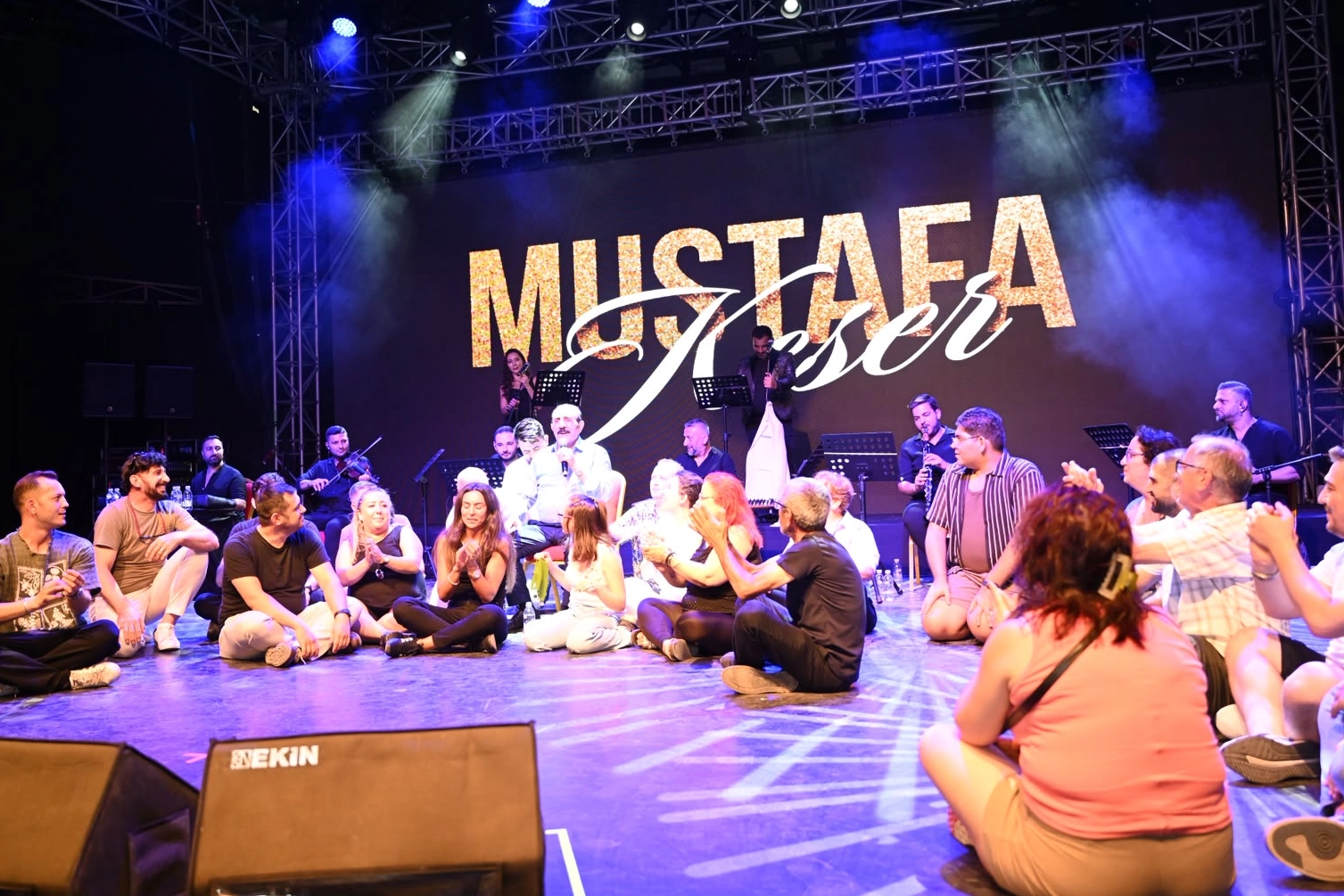Mustafa Keser&rsquo;den m&uuml;zik ve kahkaha dolu gece