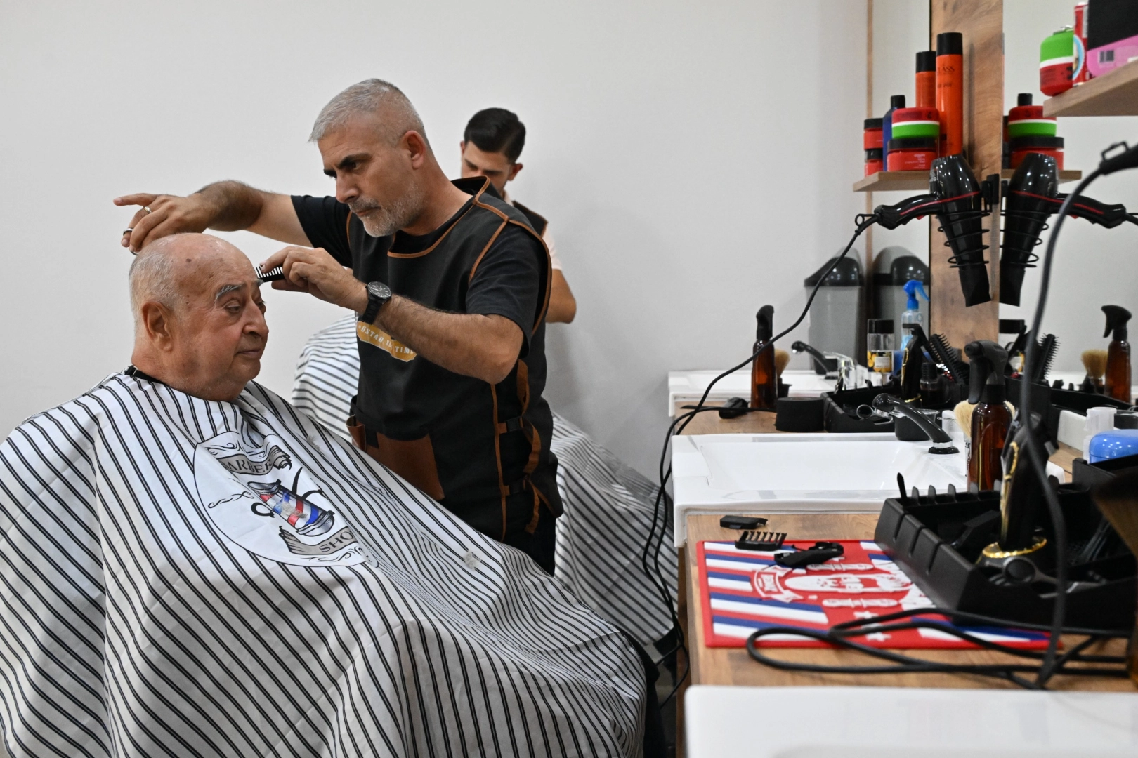 Emekli Kafe&rsquo;de kuaf&ouml;r ve berber hizmeti başladı