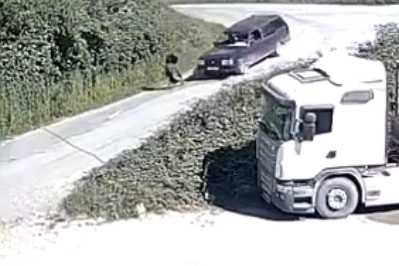 D&uuml;zce Yığılca&rsquo;da otomobilin &ccedil;arptığı kadın yere savruldu
