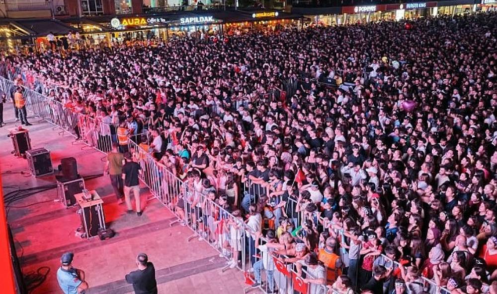 Başkan &Ccedil;er&ccedil;ioğlu On Binlerce Aydınlıyı Atat&uuml;rk Kent Meydanı'nda Kurtuluş Coşkusunda Buluşturdu