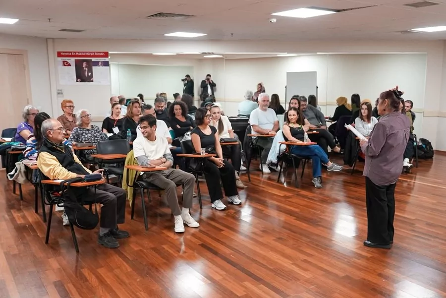 İstanbul Maltepe'de tiyatro sanatının farklı y&ouml;nleri ele alındı