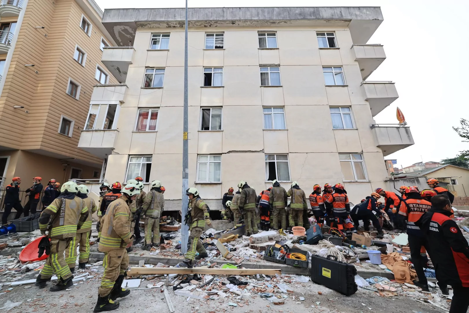 Maltepe&rsquo;de 280 personel ve 107 ara&ccedil;la arama kurtarma s&uuml;r&uuml;yor... Acı haberler geldi
