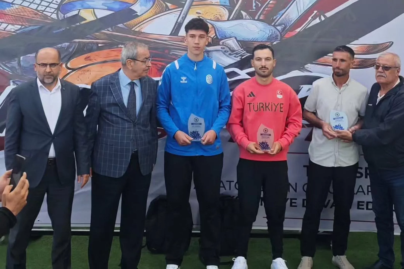 Konyalı bisiklet&ccedil;iye 'yılın sporcusu' &ouml;d&uuml;l&uuml;