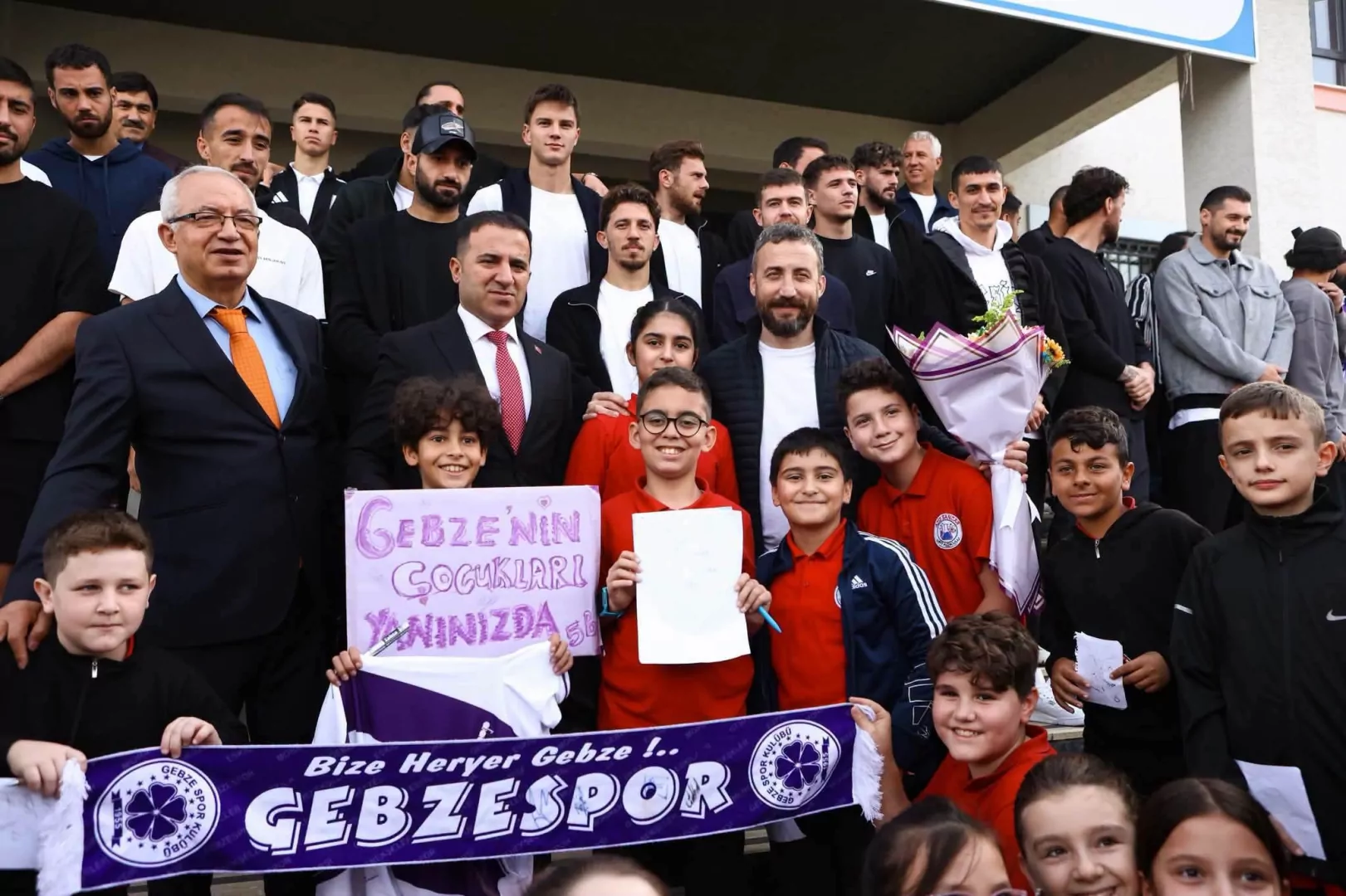 Gebzesporlu futbolcular &ouml;ğrencilerin y&uuml;z&uuml;n&uuml; g&uuml;ld&uuml;rd&uuml;