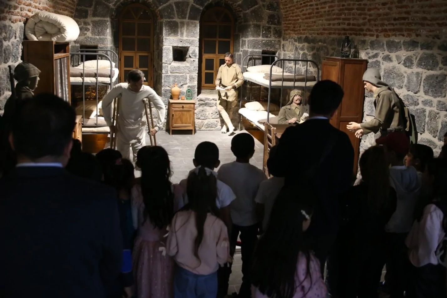 Kars'ta &ouml;ğrencilerden şehrin tarihine yolculuk