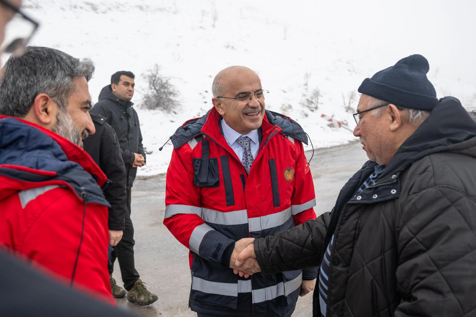 Malatya B&uuml;y&uuml;kşehir ekipleri 7/24 karla m&uuml;cadelede