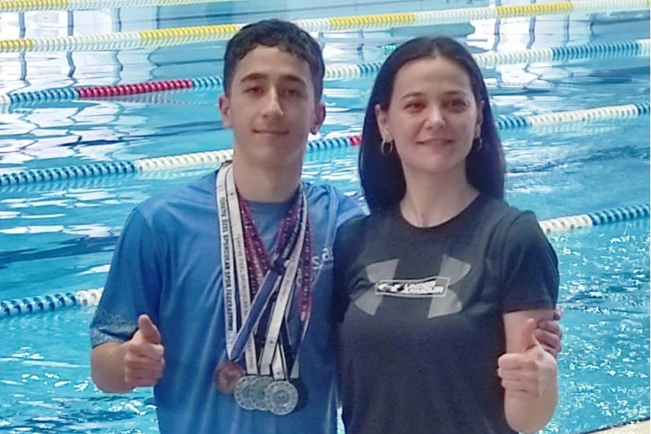 Konya'da otizmli y&uuml;z&uuml;c&uuml; Alper Akg&uuml;l 5 madalya kazandı