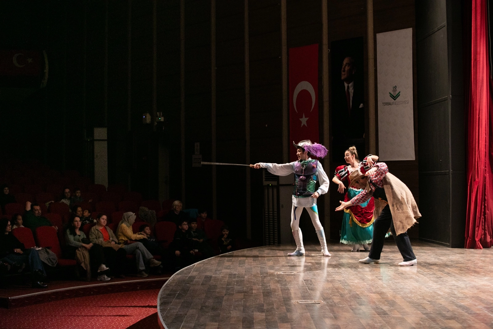 'Don Kişot' İzmirli minik izleyicileri b&uuml;y&uuml;ledi