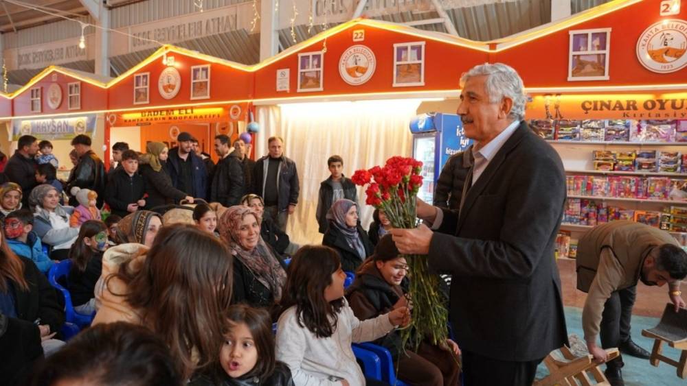 Başkan Halla&ccedil;, Ramazan &Ccedil;arşısı&rsquo;nda kadınlara karanfil dağıttı 	 