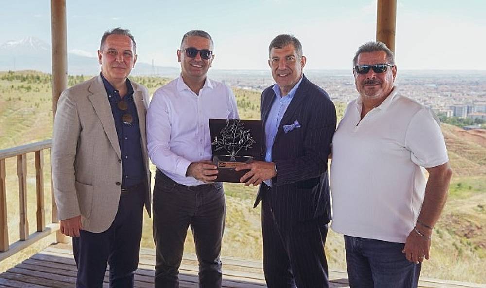 K&acirc;mil Ko&ccedil; ve Mercedes-Benz T&uuml;rk,  Bir Asırlık Başarıyı Beraber Dikilen Fidanlar ile &ouml;l&uuml;ms&uuml;zleştirdi