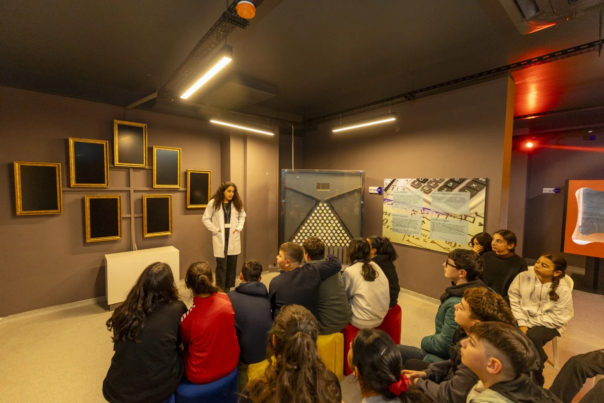 1 Yaşını Dolduran Aratos Matematik Evi Binlerce &Ouml;ğrenciyi Ağırladı B&uuml;y&uuml;kşehir&rsquo;in Aratos Matematik Evi&rsquo;nde &Ouml;ğrenciler Matematiği Eğlenerek &Ouml;ğreniyor