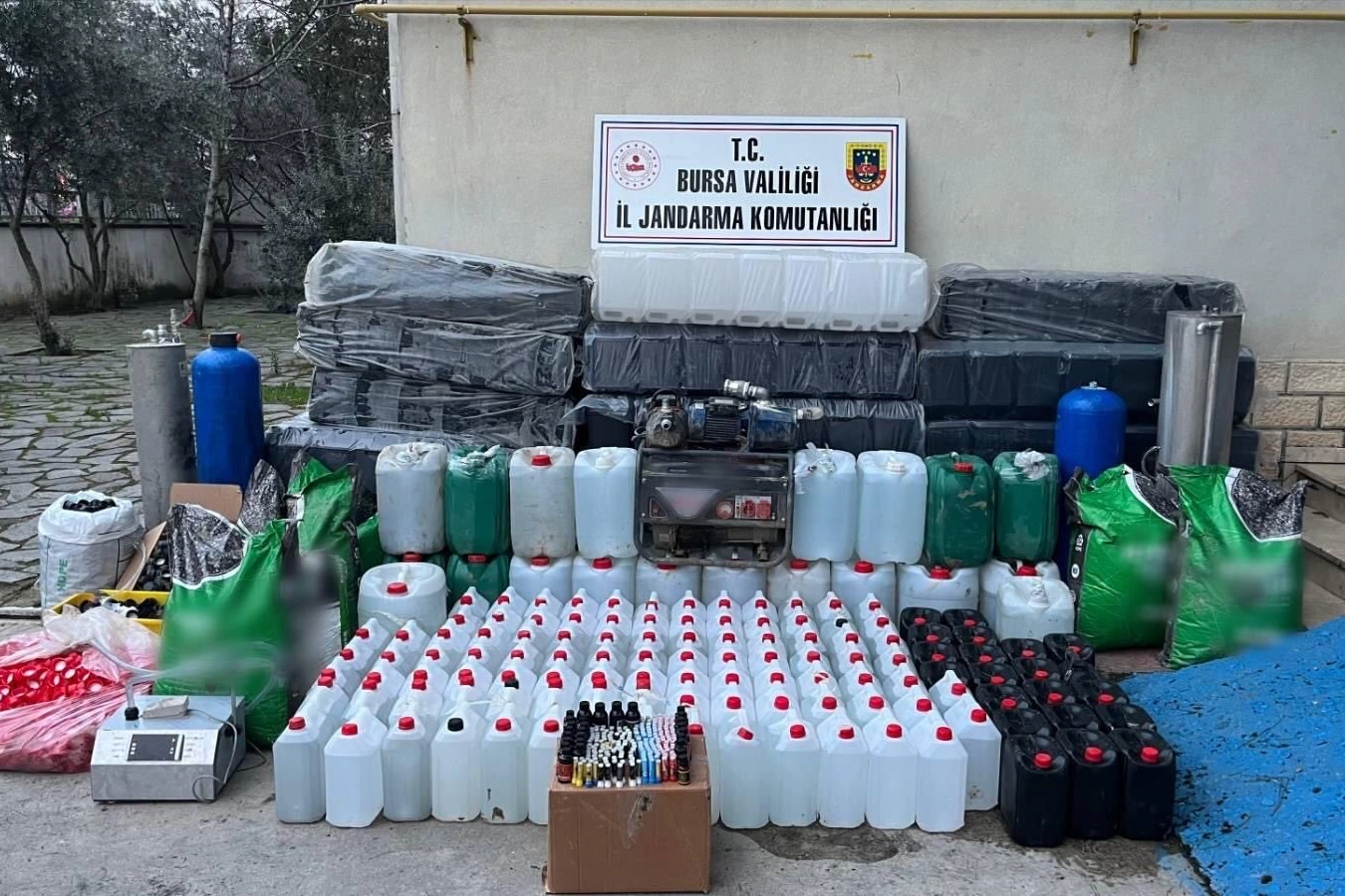 Bursa&rsquo;da ka&ccedil;ak ve sahte alkol &uuml;retim tesisine operasyon