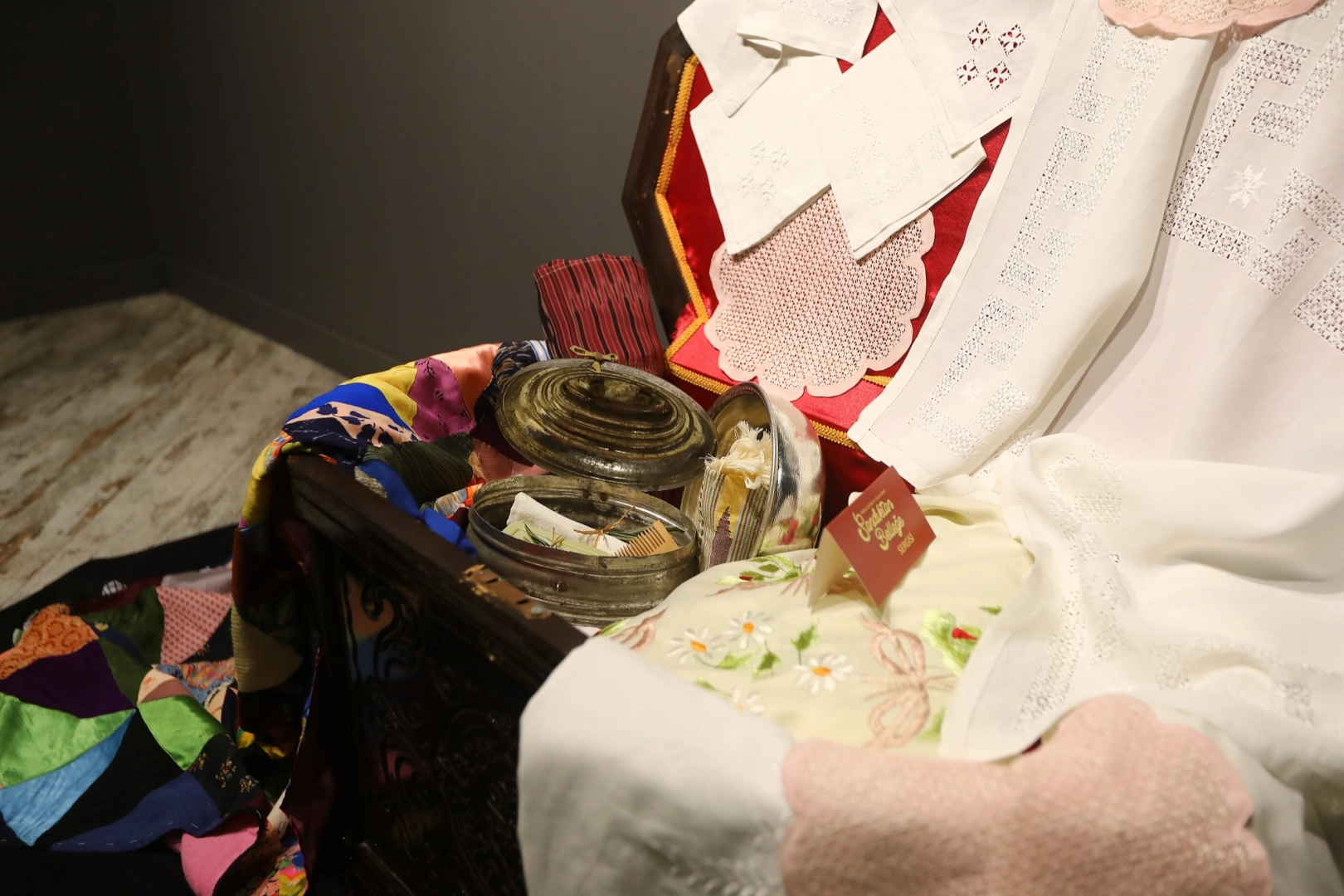 Gaziantep&rsquo;te &ldquo;Sandıktan Belleğe: Meral Dai&rsquo;nin 70 Yıllık &Ccedil;eyizi&rdquo; sergisi a&ccedil;ıldı