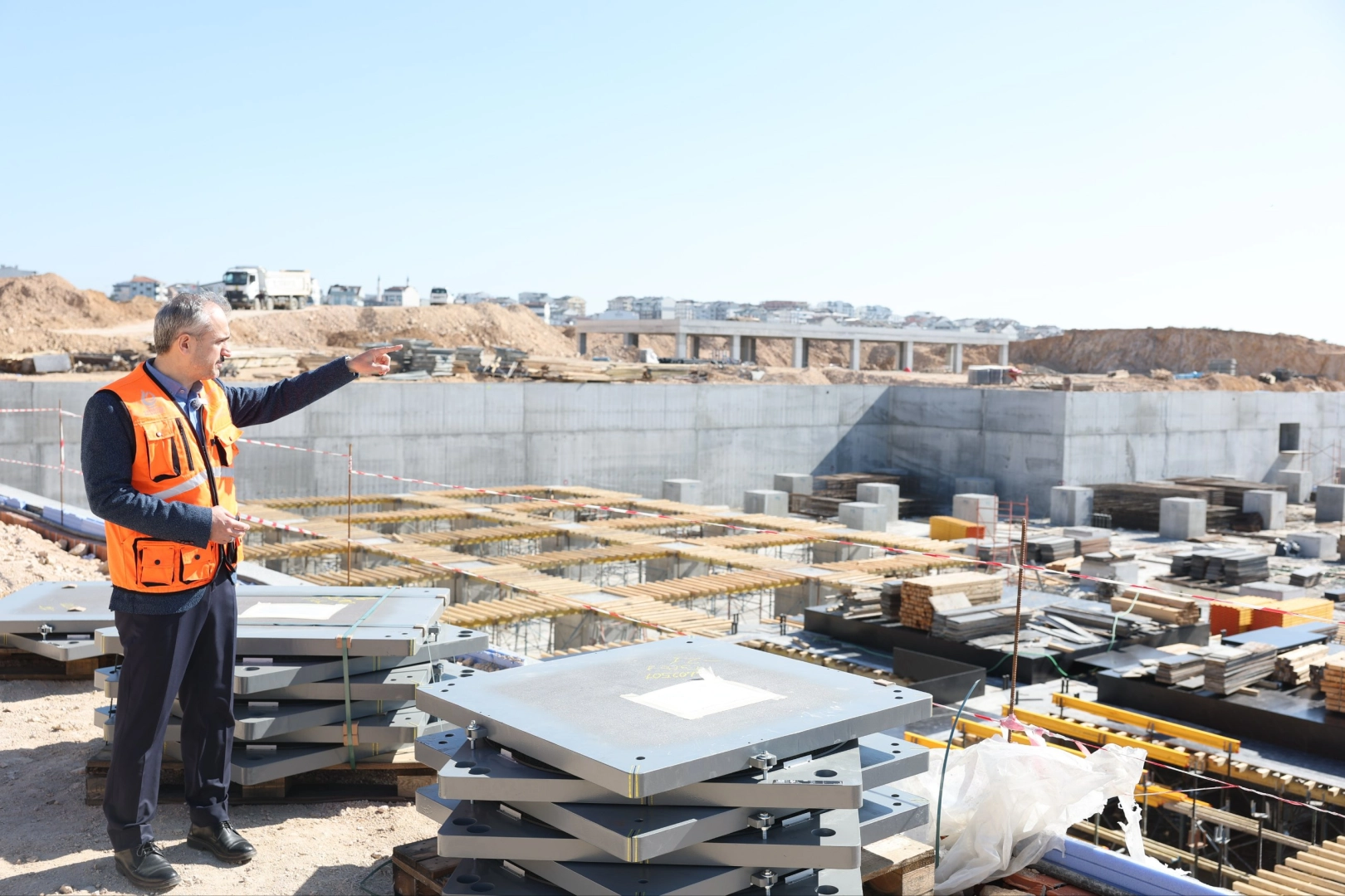 &Ccedil;ayırova Devlet'e deprem izolat&ouml;rleri monte ediliyor