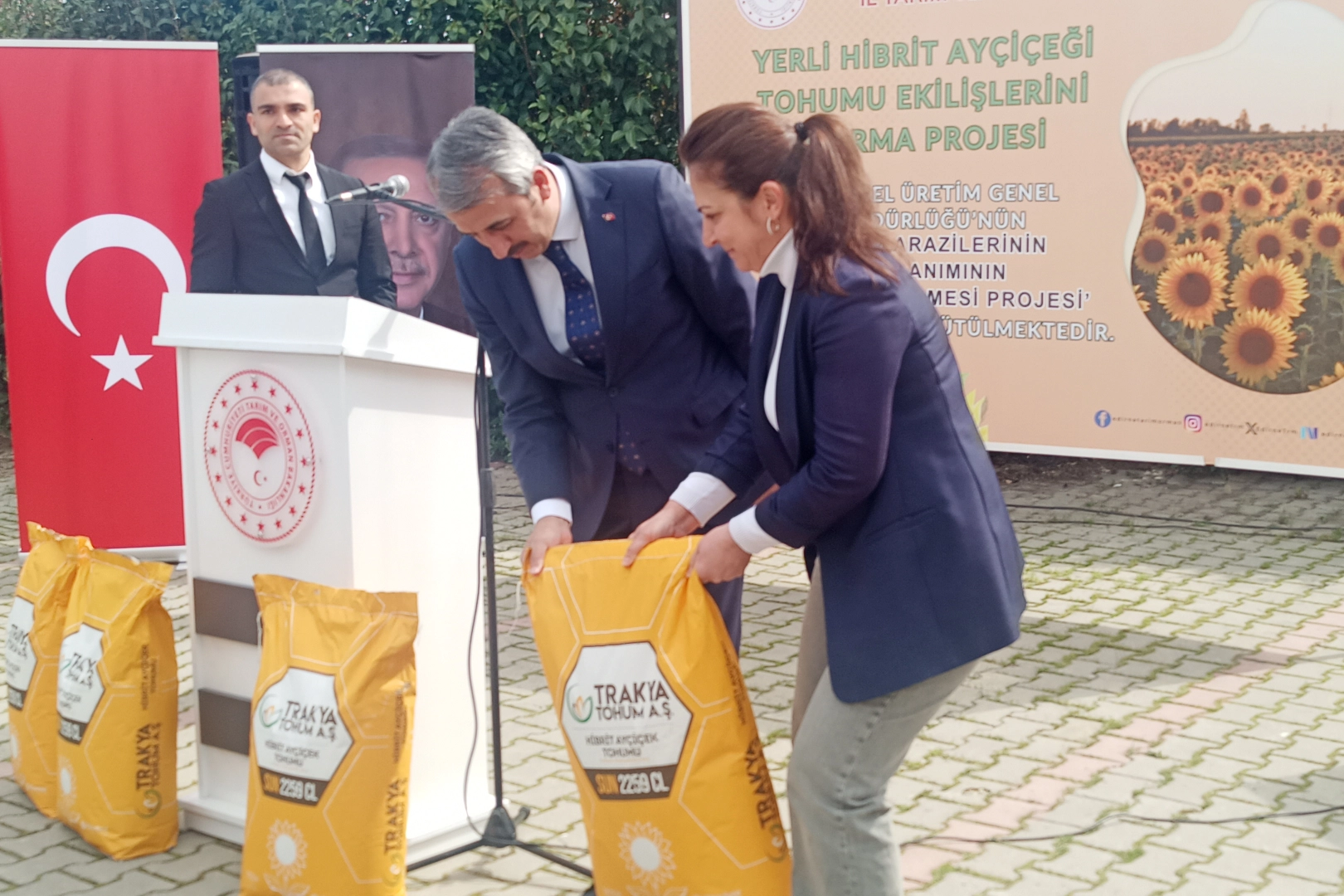 Keşan&rsquo;da yerli hibrit ay&ccedil;i&ccedil;eği tohumu dağıtıldı