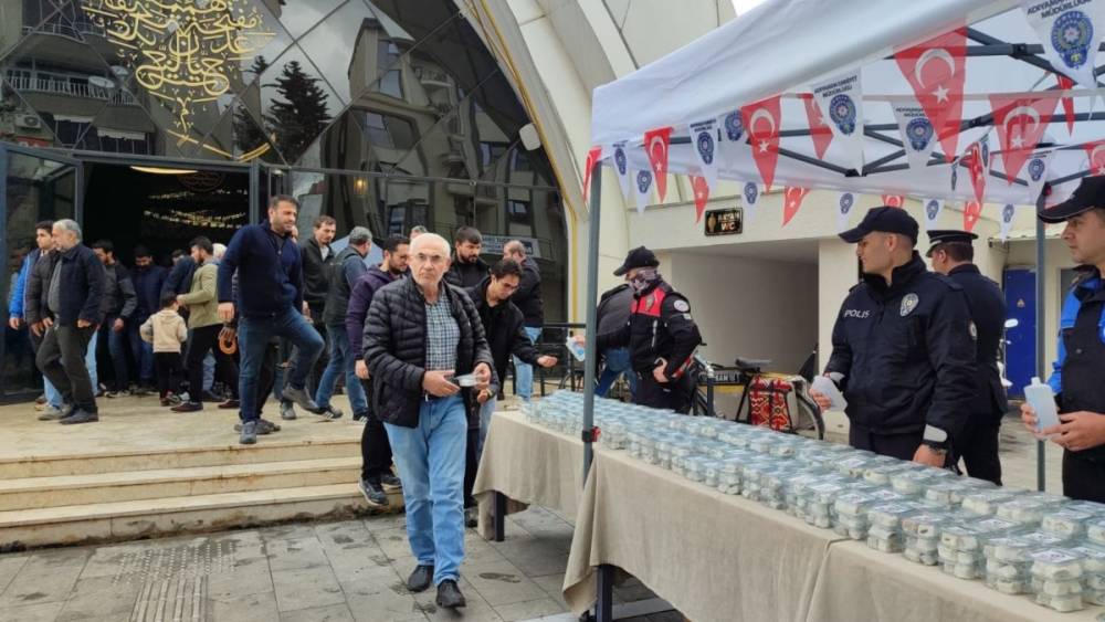 Adıyaman İl Emniyet M&uuml;d&uuml;rl&uuml;ğ&uuml;&rsquo;nden vatandaşa lokum ve g&uuml;l suyu ikramı  - Videolu Haber