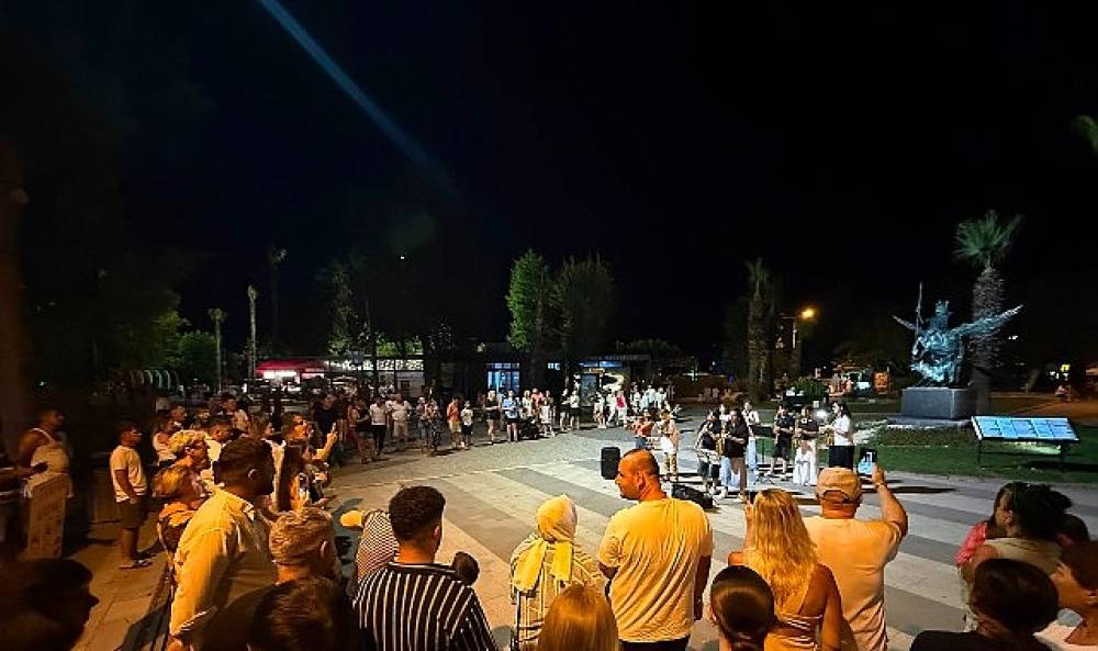 Geleceğin m&uuml;zisyenleri Kemer gecelerini hareketlendirdi
