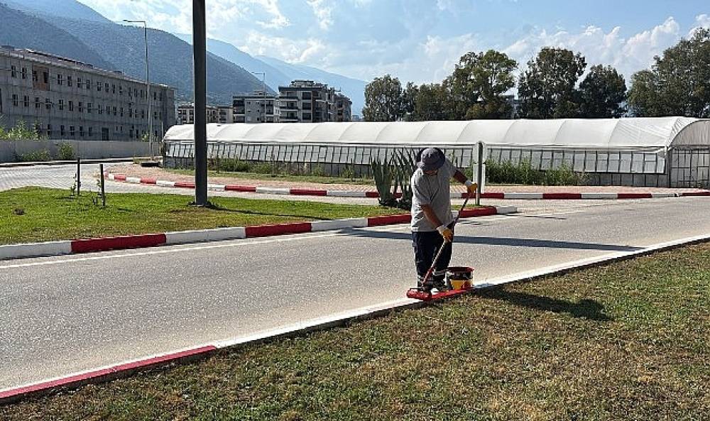  Finike'de yollar yenileniyor bord&uuml;rler boyanıyor