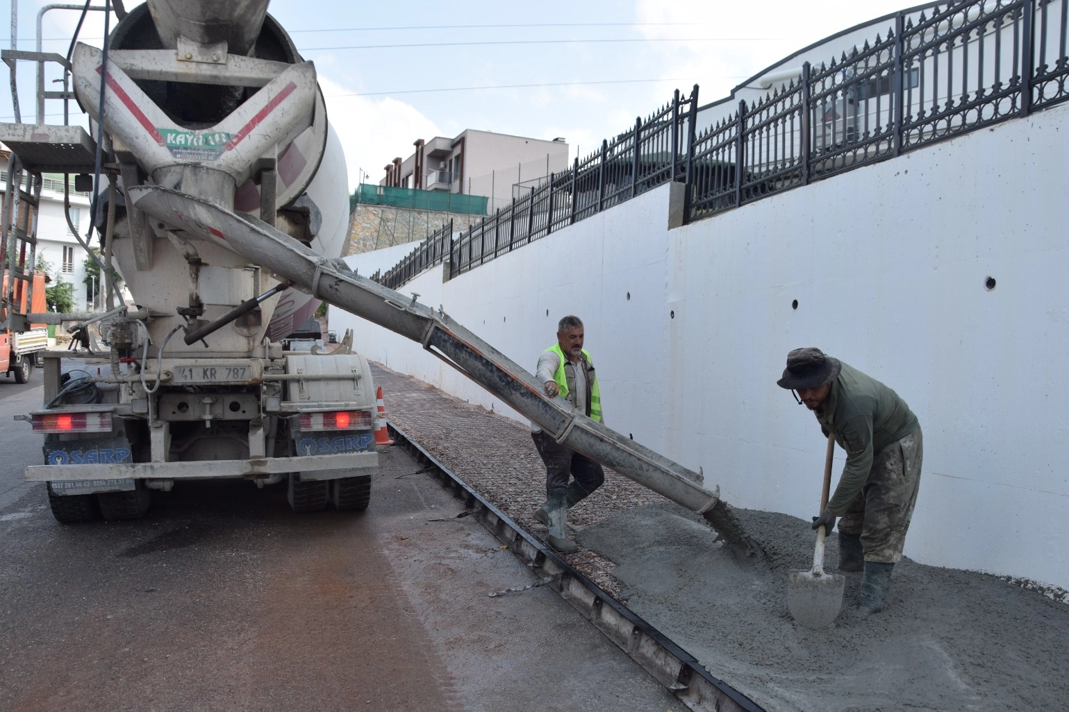 Kocaeli İzmit Belediyesi'nden T&uuml;ys&uuml;zler&rsquo;e beton kaldırım