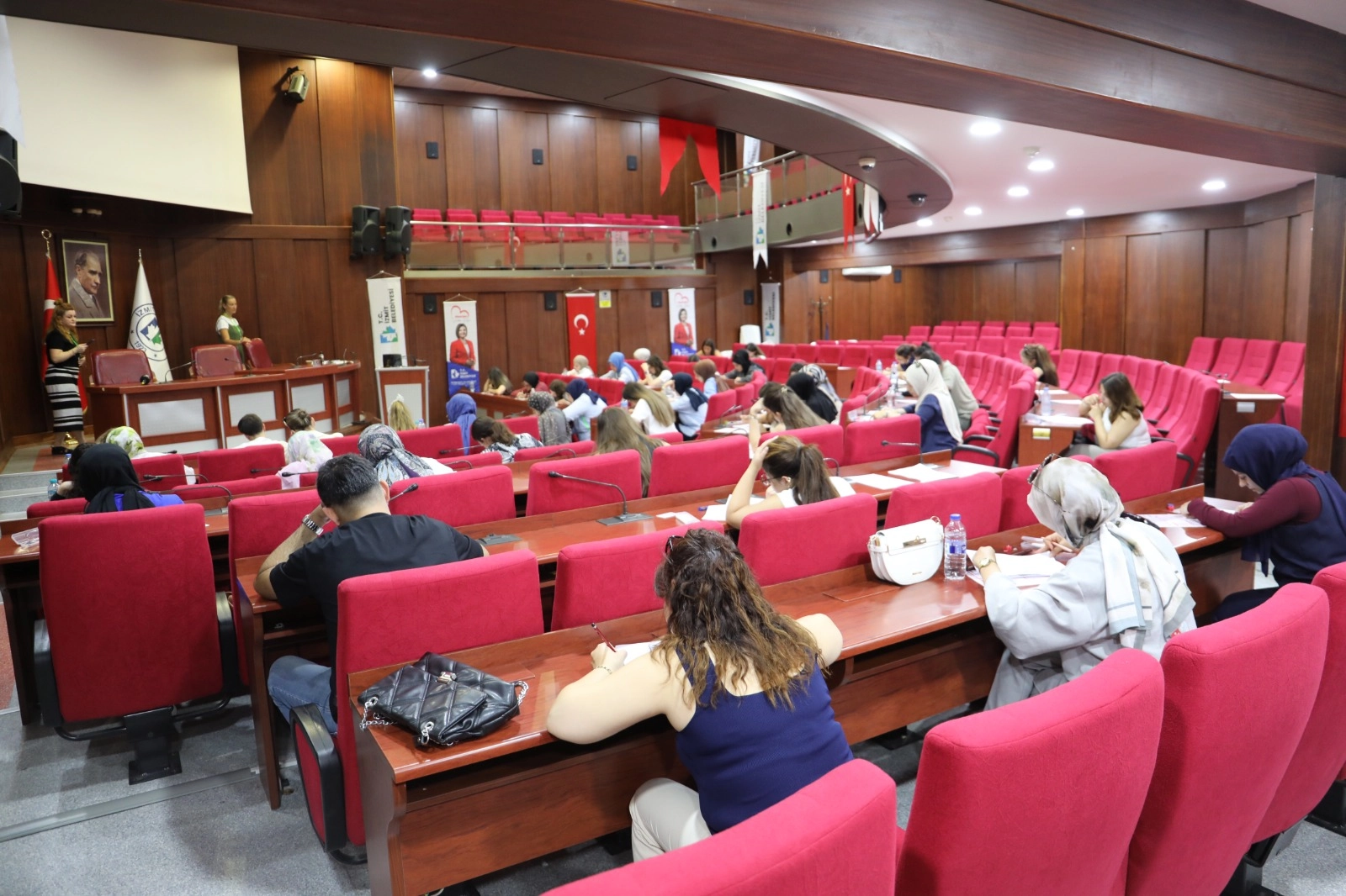 İzmit Belediyesi'nin &ouml;ğretmen sınavına adaylardan &ouml;vg&uuml;