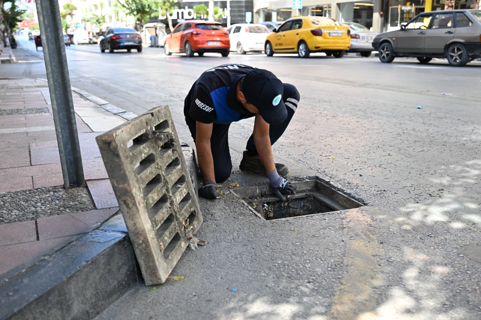 Manisa'da yağışlar &ouml;ncesi ızgara temizliklerini hızlandırdı
