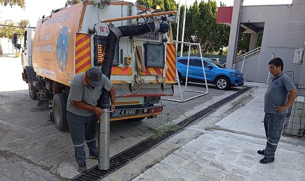 Kemer'de okul bah&ccedil;elerinde yeni eğitim yılı &ouml;ncesi temizlik &ccedil;alışması