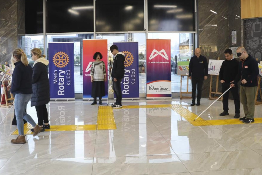 Mersin'de g&ouml;zler kapandı, empati arttı