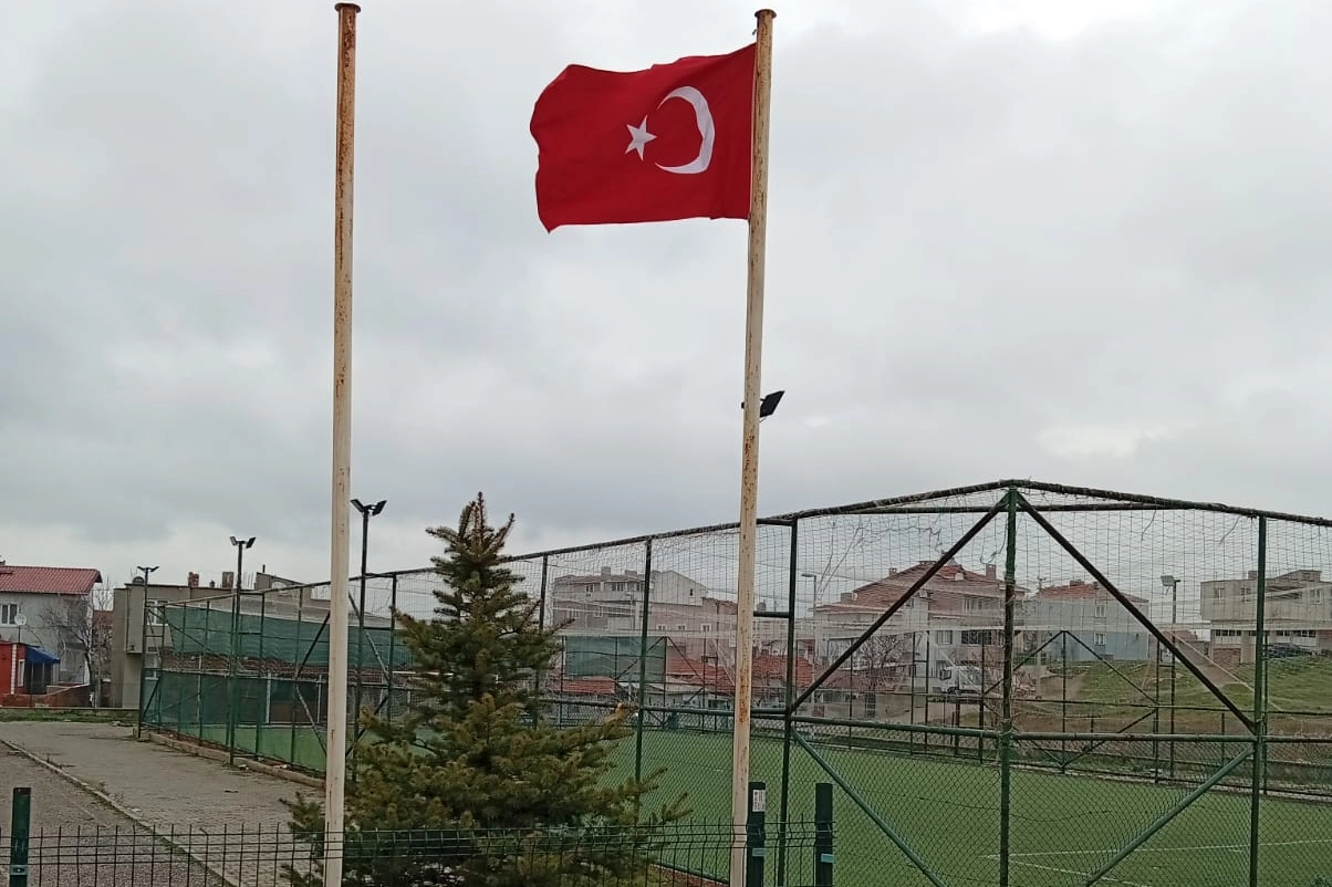 Edirne Keşan&rsquo;da yıpranan bayrağı vatandaş yeniledi