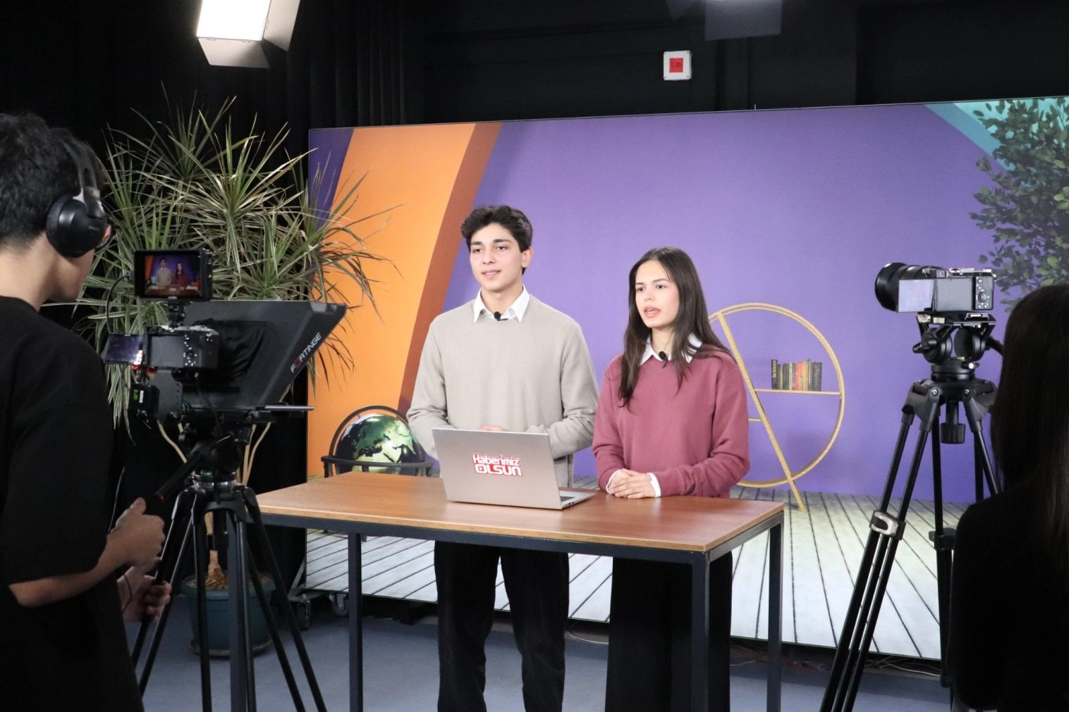 Meslek Liseliler st&uuml;dyoda haber sunarak becelerini geliştiriyor