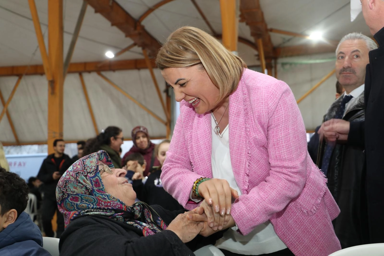 Kocaeli İzmit'te y&uuml;zlerce kişi aynı sofrada buluştu