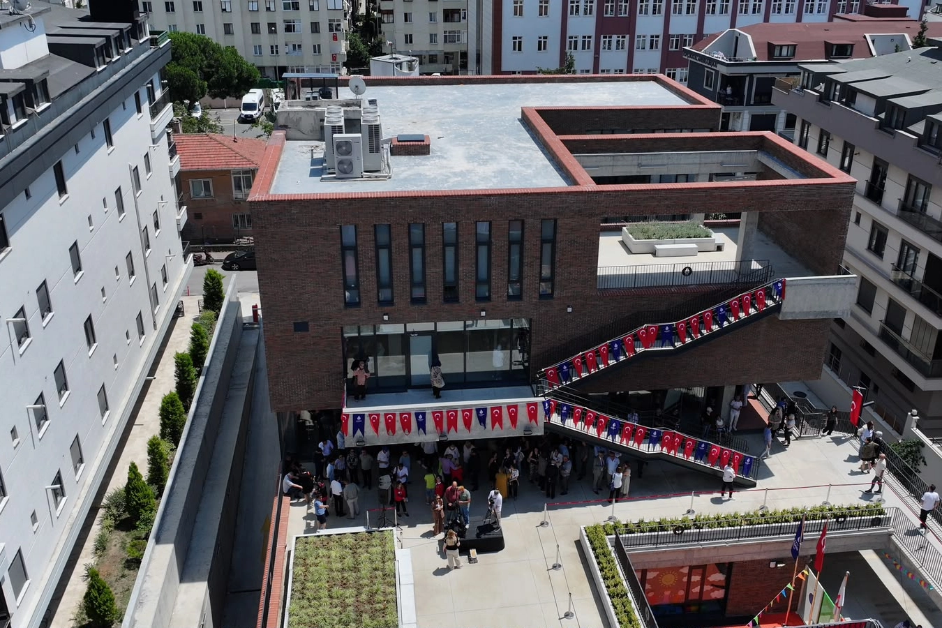 Maltepe &Ccedil;ınar Yaşam Kamp&uuml;s&uuml; a&ccedil;ıldı