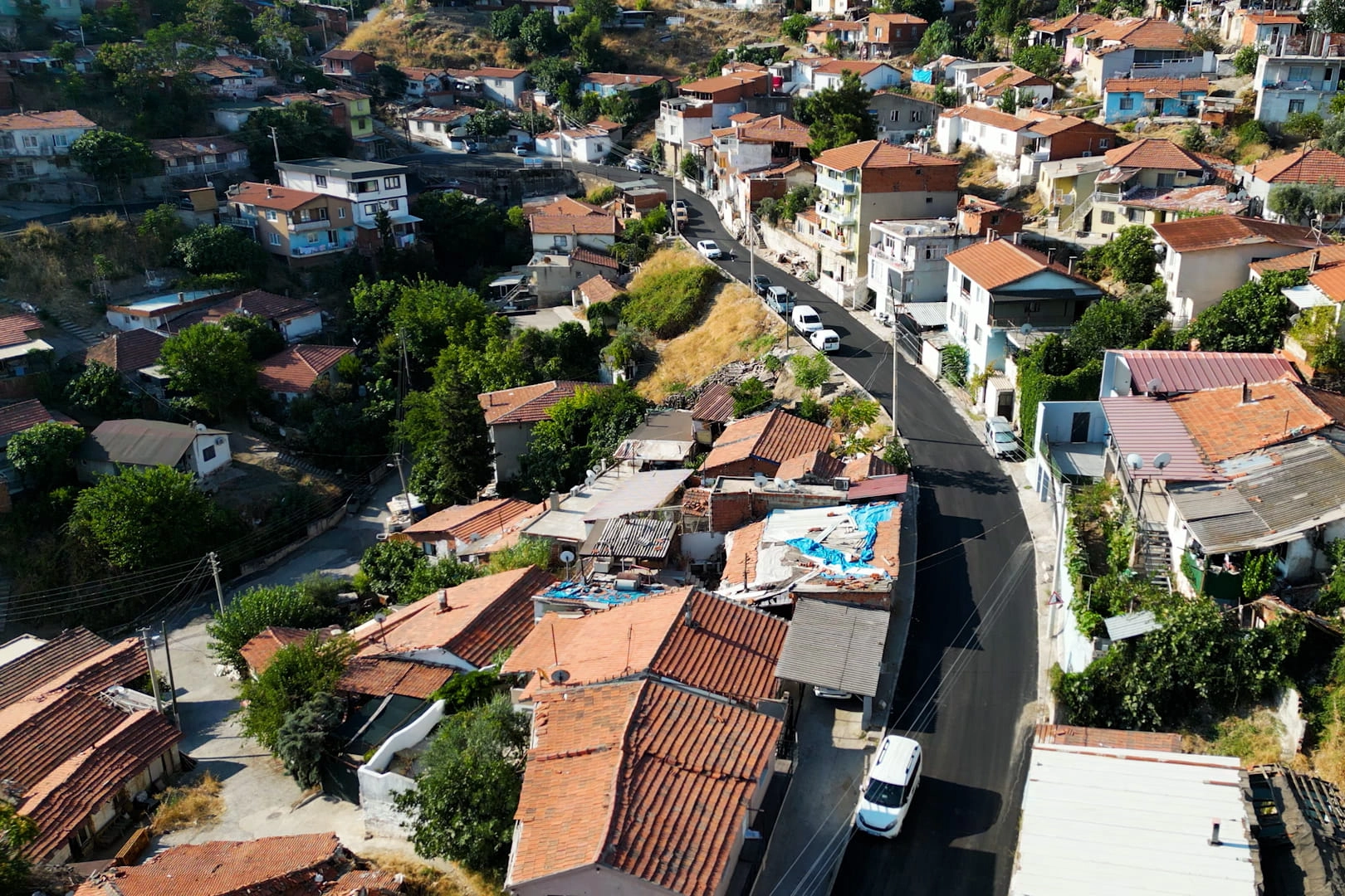 İzmir Narlıdere&rsquo;de asfalt seferberliği s&uuml;r&uuml;yor