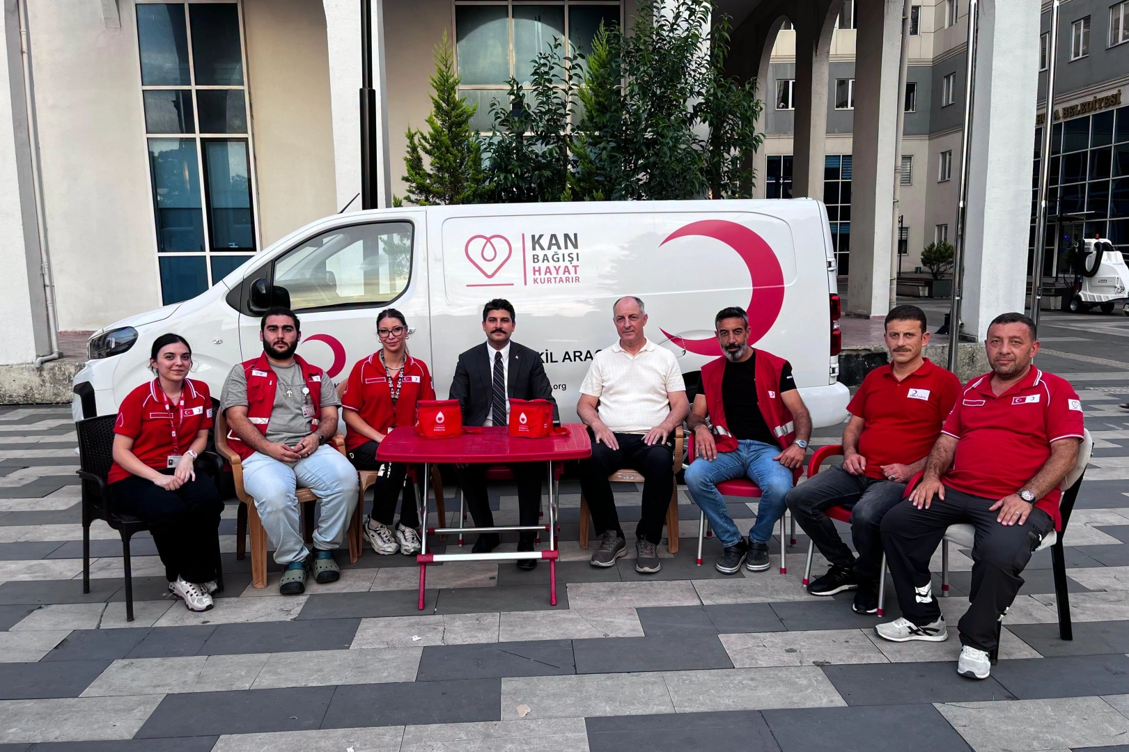 Hopa Kaymakamı Karakaya&rsquo;dan kan bağışı aracına ziyaret