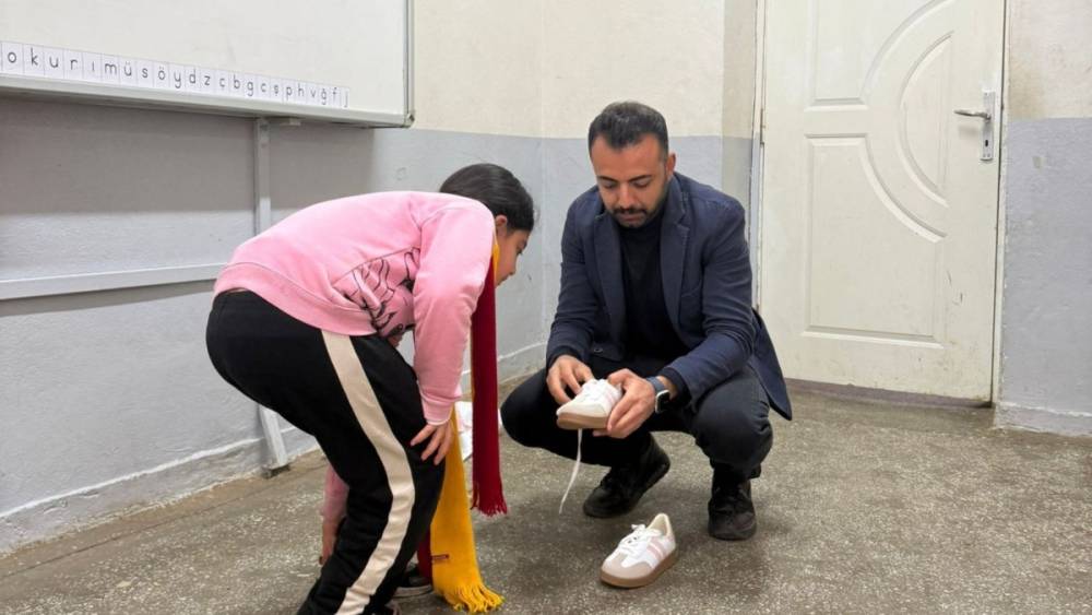 Adıyaman&rsquo;da eğitimci Muhammet &Ouml;zalp&rsquo;ten &ouml;ğrencilere anlamlı destek  - Videolu Haber