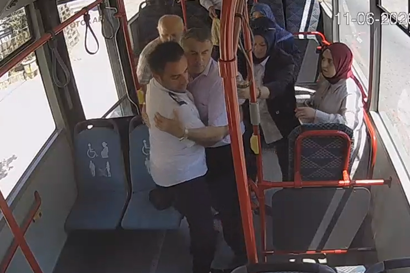 Sakarya B&uuml;y&uuml;kşehir&rsquo;in otob&uuml;s&uuml;nde bir manevrayla bir hayat kurtuldu