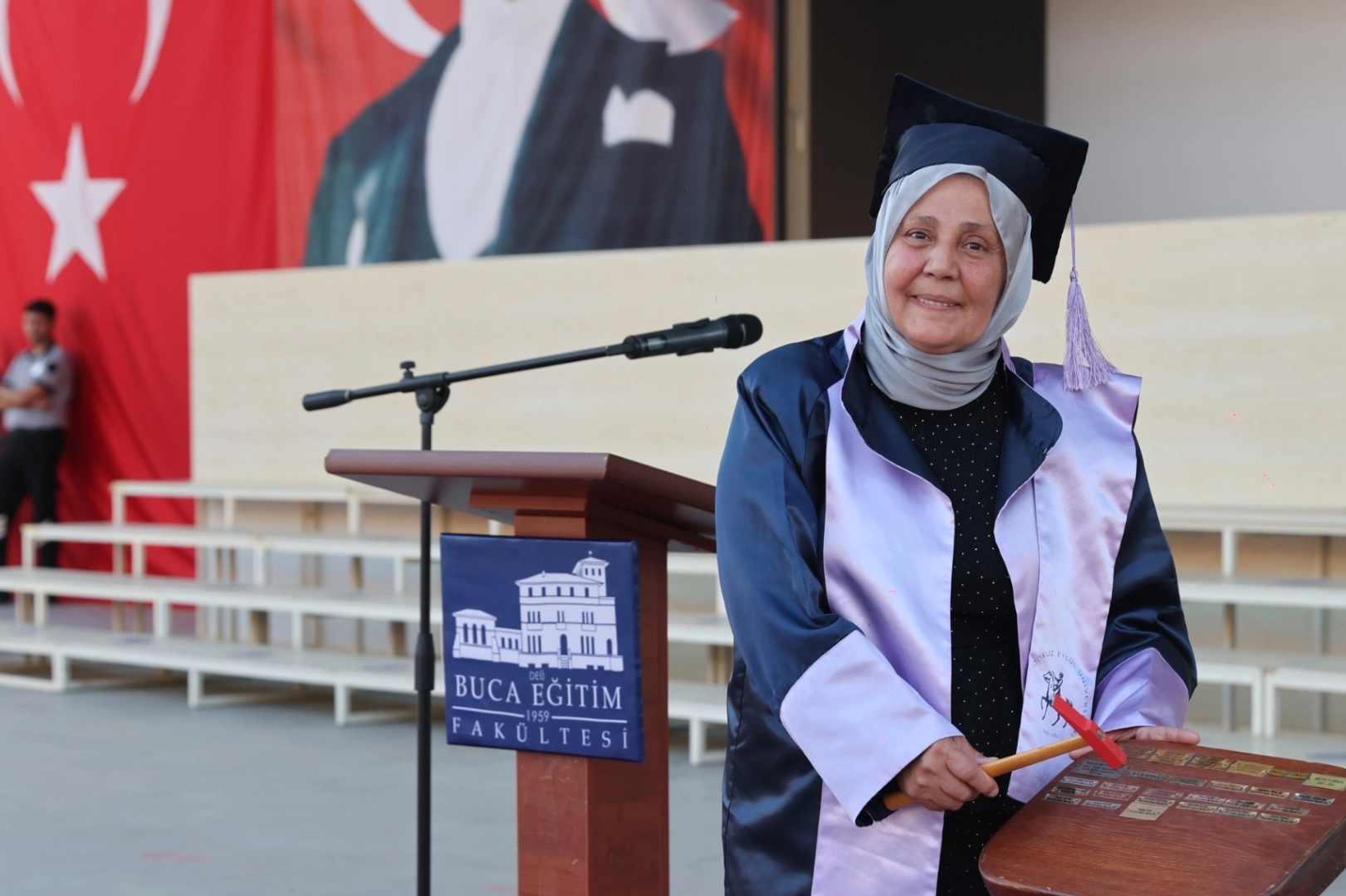 Dokuz Eyl&uuml;l'de mezuniyet coşkusu... 38 yıllık hayal birincilikle ta&ccedil;landı